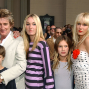 Rod Stewart duetta con la figlia Ruby: il video