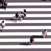 Donne e uomini separati, app di controllo, geolocalizzazioni e docce con disinfettante: ecco come i paesi del mondo affrontano l'emergenza