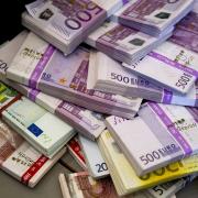 Il contante: il governo vuole disincentivarlo, Confindustria propone di tassarlo.