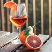 Il rito dell'aperitivo: ovvero tutta la gioia di stare in piedi, tra pessima musica, bevande scadenti e stuzzichini poco sani