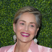 Sharon Stone in bikini rimpiange la fine delle vacanze