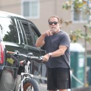 Arnold Schwarzenegger ripara di persona una buca del suo quartiere: il video