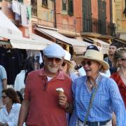 Steven Spielberg a Napoli cede alla pizza: le foto