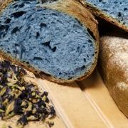 Milano Fashion Week: il pane si veste alla moda. E si tinge di blu!