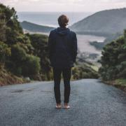 Tutti i benefici del camminare a piedi nudi ... ma indossando le scarpe