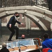 Tom Cruise incanta Venezia con salti spettacolari tra i taxi nel canale
