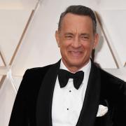 Tom Hanks si imbuca a un matrimonio: il video