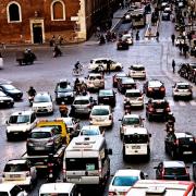 Raggi: "Troppo traffico? Cambiamo l’orario all'università".