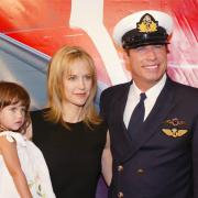 John Travolta: la figlia Ella festeggia i 20 anni con torta e mascherina