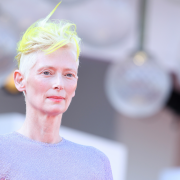 Alla Mostra del Cinema di Venezia il potente messaggio di Tilda Swinton
