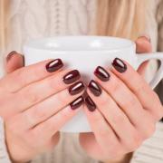 Roasted Burgundy.  L'ultima tendenza per le nail art d'autunno