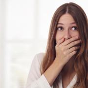 Ci tocchiamo il viso 23 volte in un'ora: come smettere 