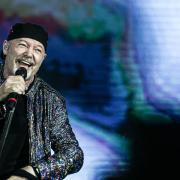 Vasco Rossi si commuove salutando in concerto la nipotina: il video