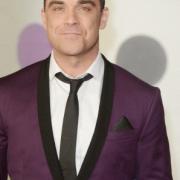 Robbie Williams: fingo di essere gay