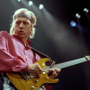 Mark Knopfler spiega come suonare la chitarra con il metodo del fingerpicking. Guarda il video