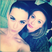 Katy Perry scatta un selfie con Adele