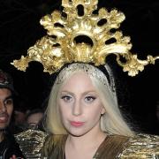 Lady Gaga si esibisce a sorpresa in un liceo
