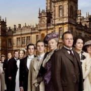 Rihanna dà ricette di cucina, e il cast di Downton Abbey canta: le nuove attività delle star