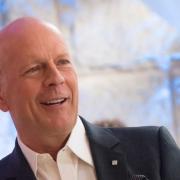 Bruce Willis riappare in pubblico dopo la diagnosi della sua malattia: le foto