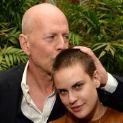 Bruce Willis felice a Disneyland con la famiglia: il video