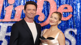 Hugh Jackman e Kate Hudson cantano a sorpresa in un pub: il video