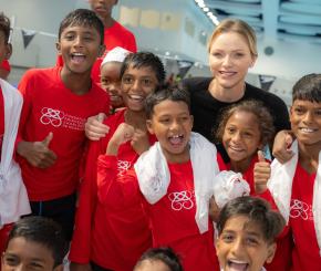 La Principessa Charlene felice con i bambini di Water Safety