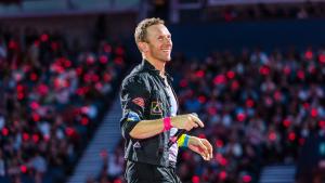 Chris Martin si esibisce a sorpresa a Londra