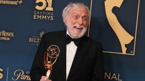 A 100 anni Dick Van Dyke canta ancora &ldquo;Mary Poppins&rdquo; e commuove il web