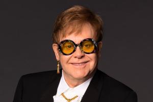 Elton John: la foto in ospedale fa paura ai fan. Ma ecco qual è la verità