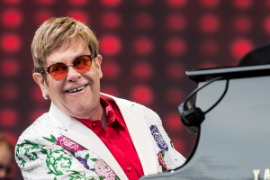 Elton John ha trasformato le sue rotule in gioielli. Ecco il risultato