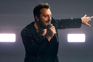 Cesare Cremonini elogia lo studio e impara a suonare il sassofono. Il video