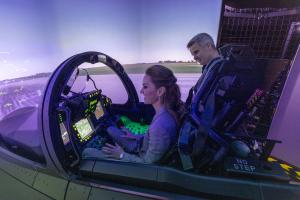 Kate Middleton abilissima alla guida di un simulatore di volo. Il video