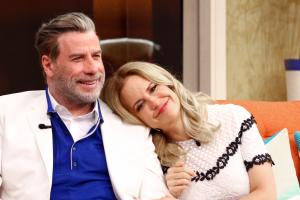 John Travolta dedica alla moglie scomparsa una bellissima canzone. Il video