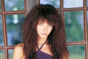 Kate Bush: 52 artisti si ispirano a Running Up That Hill. Per una buona causa
