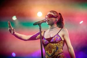 Angelina Mango pubblica l'album Caramé e il video di Velo sugli occhi