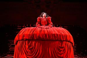 Lady Gaga incanta Milano con il “Mayhem Ball”: un’opera pop tra sogno e follia