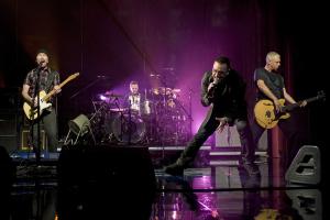 Gli U2 suonano Sunday Bloody Sunday al Woody Guthrie Prize. Il video