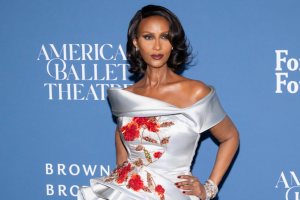 Iman: le bellissime foto della rara apparizione pubblica della moglie di David Bowie