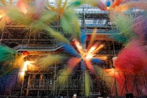 Centre Pompidou: il meraviglioso spettacolo di giochi d'artificio. Il video  Centre Pompidou: il meraviglioso spettacolo di giochi d'artificio. Il video
