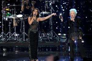 Cyndi Lauper canta Time After Time e Girls Just Wanna Have Fun  con Raye e Avril Lavigne. Il video