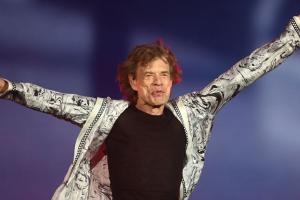 Mick Jagger visita a sorpresa la sua vecchia scuola: tutte le foto