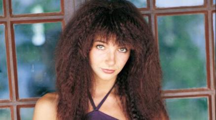 Kate Bush: 52 artisti si ispirano a Running Up That Hill. Per una buona causa