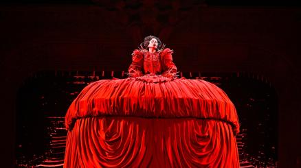 Lady Gaga incanta Milano con il “Mayhem Ball”: un’opera pop tra sogno e follia