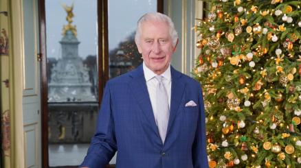 Re Carlo, polemiche sulle decorazioni natalizie del Royal Collection Shop