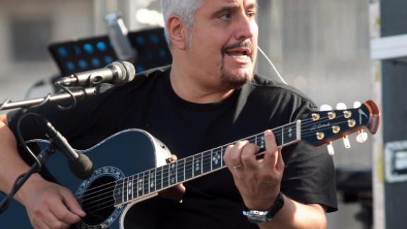 Pino Daniele, il fratello Nello e Tony Esposito in concerto per lui 