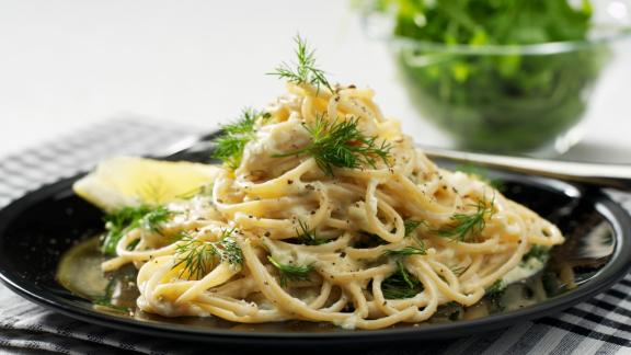 Spaghettini aglio e olio con pane croccante alle acciughe e stracciatella 