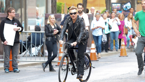 Bono ricrea il suo incidente in bicicletta