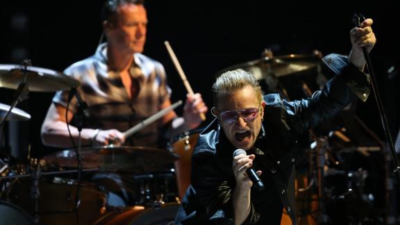 The Edge dimentica gli accordi, Bono fa suonare un fan 