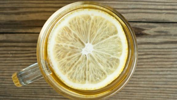 8 ragioni per decidere di spremere il limone nell’acqua 