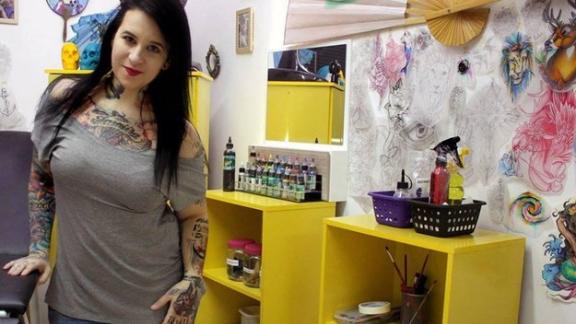 L'arte della donna che trasforma le cicatrici in tatuaggi